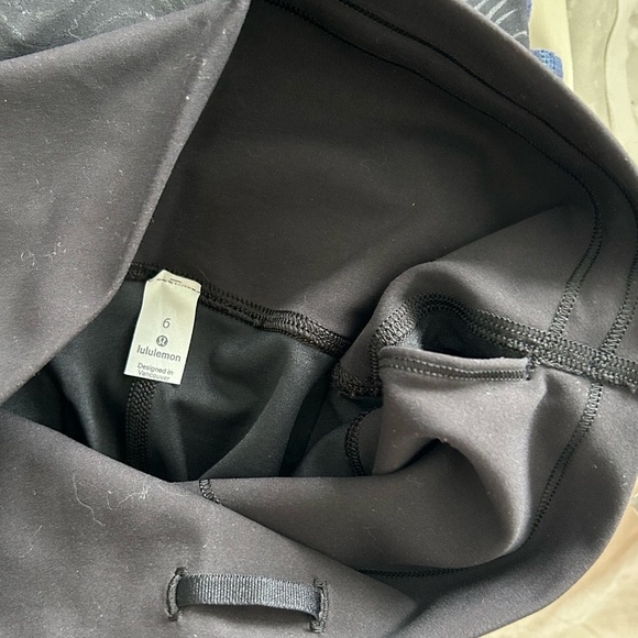 Black lululemon leggings size 6 - Picture 3 of 3